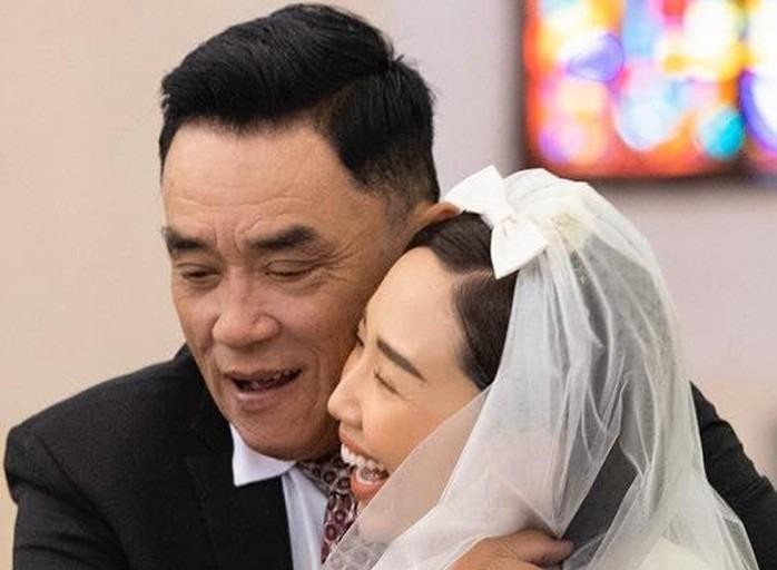 Mẹ ruột không xuất hiện, bố Tóc Tiên chia sẻ khoảnh khắc xúc động trong đám cưới của con gái