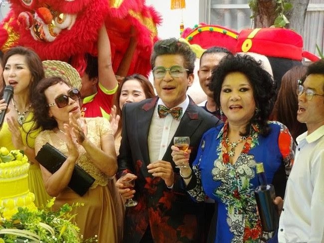 Vì sao MC Thanh Bạch tổ chức đám cưới 10 lần với "bà trùm" Thúy Nga?