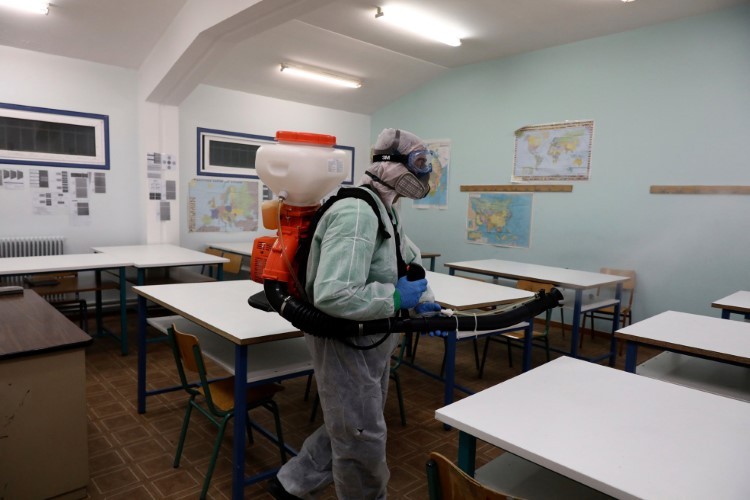 Trường học nhiều quốc gia đóng cửa - “Trăm bề khó khăn” với phụ huynh