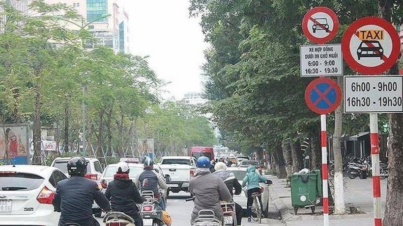 Hà Nội sắp dỡ bỏ biển cấm taxi, xe hợp đồng dưới 9 chỗ trên 10 tuyến phố