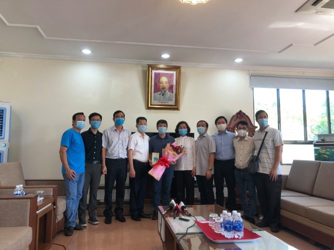 Đại diện TP Đà Nẵng tặng hoa và cảm ơn đoàn y, bác sĩ Bệnh viện Chợ Rẫy đã hỗ trợ cho TP Đà Nẵng trong thời gian qua.