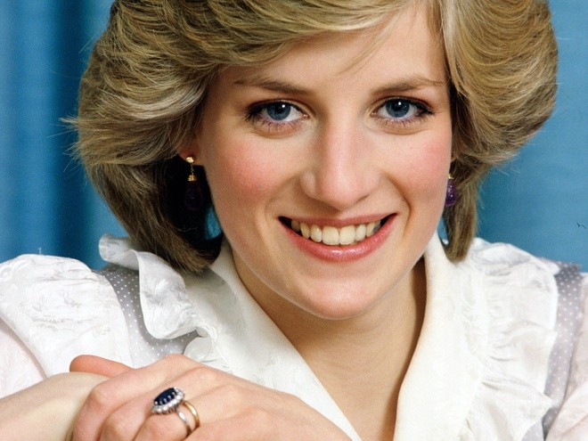 Theo SCMP, nhẫn đính hôn sapphire và kim cương xuất hiện lần đầu tiên cùng Công nương Diana và Thái tử Charles vào năm 1981. Mẫu phụ kiện gây chú ý trở lại khi Hoàng tử William trao vật gia truyền cho Kate Middleton tại lễ đính hôn của họ năm 2010. Ảnh: Brides.
