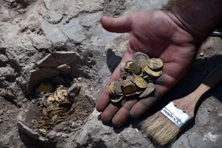 Phát hiện kho tiền vàng nguyên chất 1.100 năm tuổi 