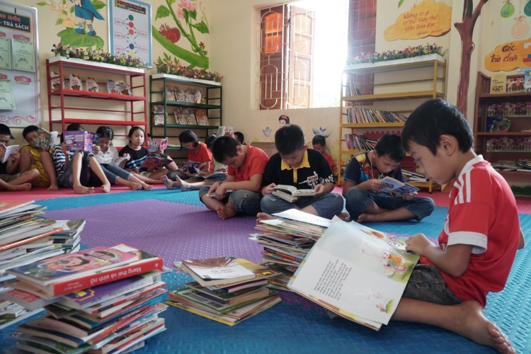 Học sinh đọc sách tại thư viện thân thiện Trường Tiểu học Tam Thái, huyện Tương Dương, Nghệ An.
