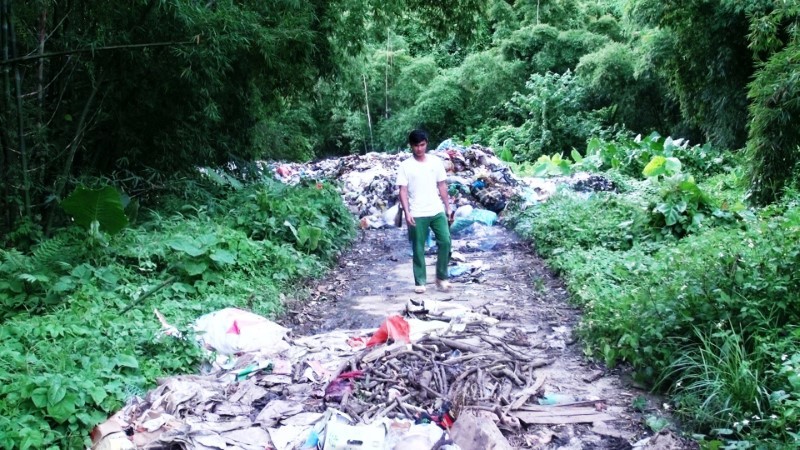 Bãi rác của thị trấn Lang Chánh (Thanh Hóa) quá tải, nên người ta đổ tràn lan.