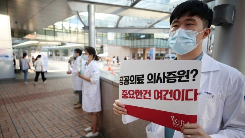 Nhiều sinh viên y khoa phản đối kế hoạch của chính phủ.