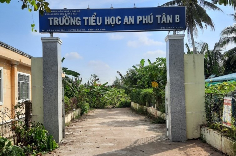 Lối vào Trường TH An Phú Tân B bị rào nên thầy trò phải đi học nơi khác.