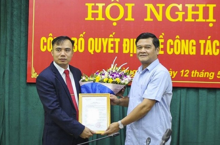 Ông Nguyễn Quang Hưng (áo đen) trong buổi công bố quyết định bổ nhiệm và điều động từ Chánh Văn phòng UBND tỉnh Điện Biên vào làm Bí thư Huyện ủy Mường Nhé.