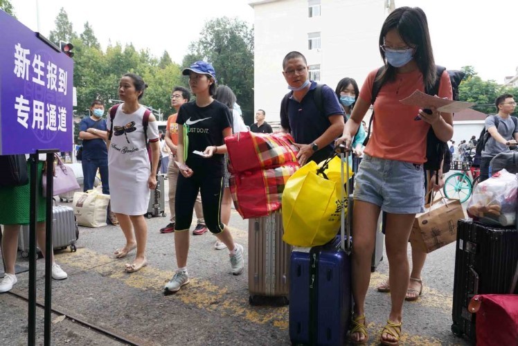 Các sinh viên Trung Quốc nhập học.