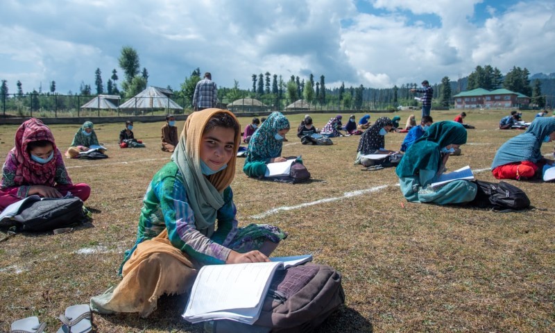 Trẻ em tham gia lớp học trên bãi cỏ tại Doodpathri (Kashmir).