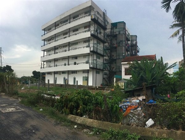 Một chung cư mini xây trái phép tại quận Bình Tân đang bị dừng thi công. Ảnh: CTV