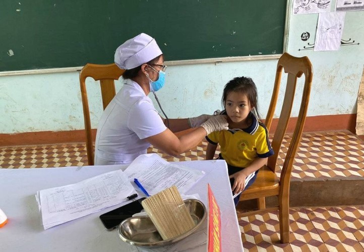 Tiêm chủng phòng bệnh bạch hầu tại các trạm y tế ở tỉnh Gia Lai.