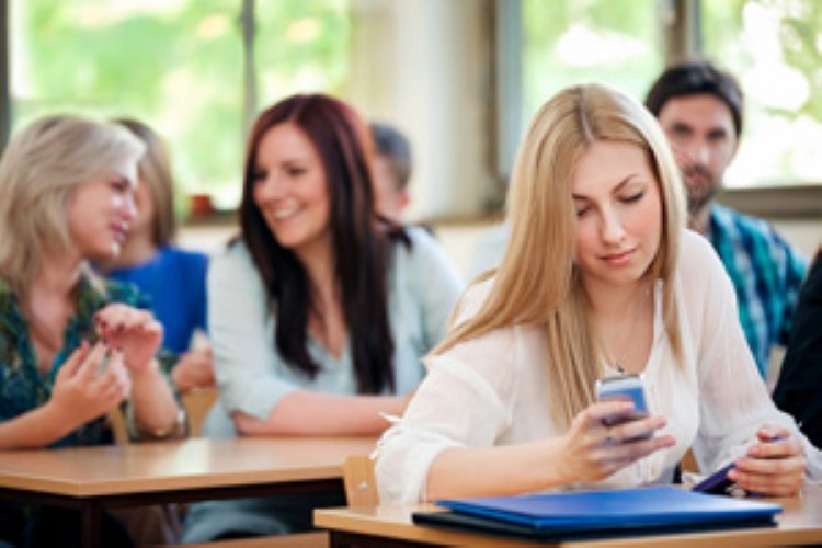 Phần lớn người học muốn được dùng điện thoại trong giờ. 