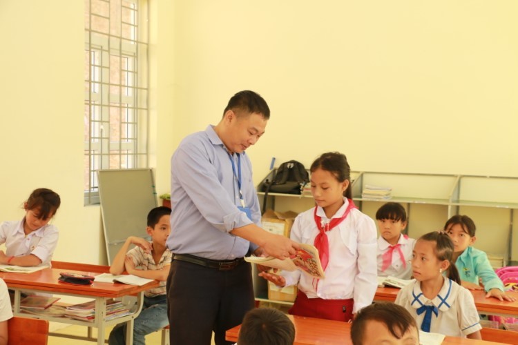 Sau 2 tuần, các em học sinh ở Phá Kháo đã hòa nhập được với việc học tập ở trường chính.