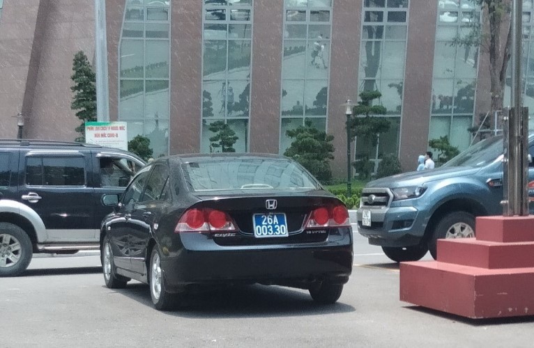 Chiếc xe được xác định là của Sở Tư pháp Sơn La chở vợ Giám đốc sở đi làm việc riêng. 