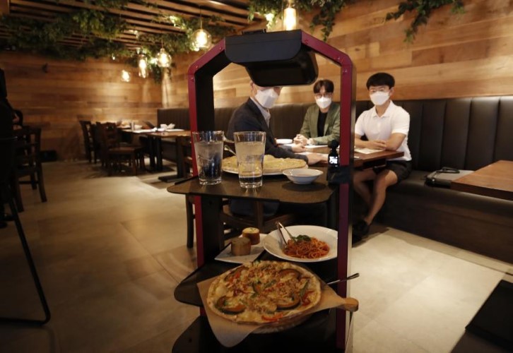 Robot thông minh phục vụ tại nhà hàng Hàn Quốc