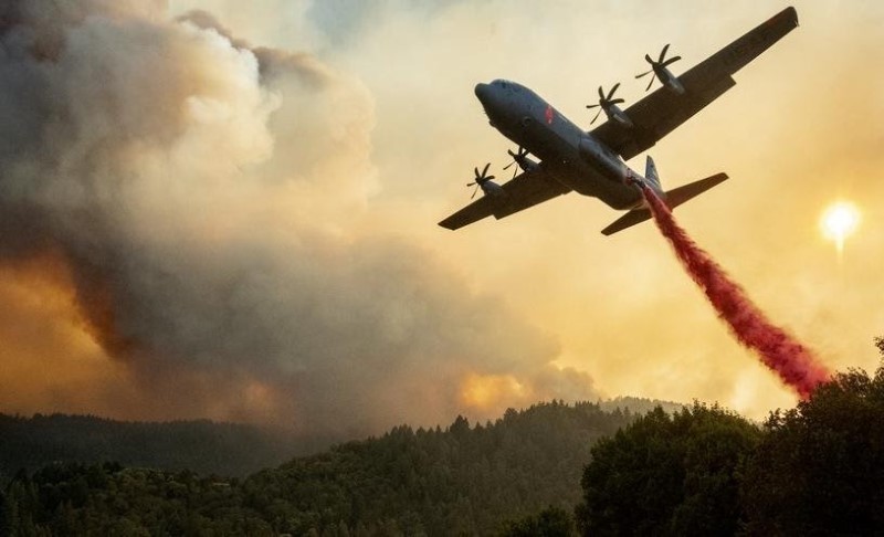 Chiến đấu với cháy rừng ở California (Mỹ).