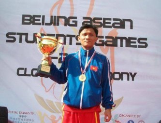 TS Phạm Đình Quý trong một lần nhận cúp vô địch về võ thuật. Ảnh: IT