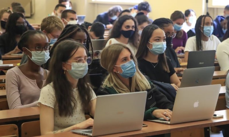 Sinh viên Trường Đại học Pantheon (Paris) đeo khẩu trang trong lớp.