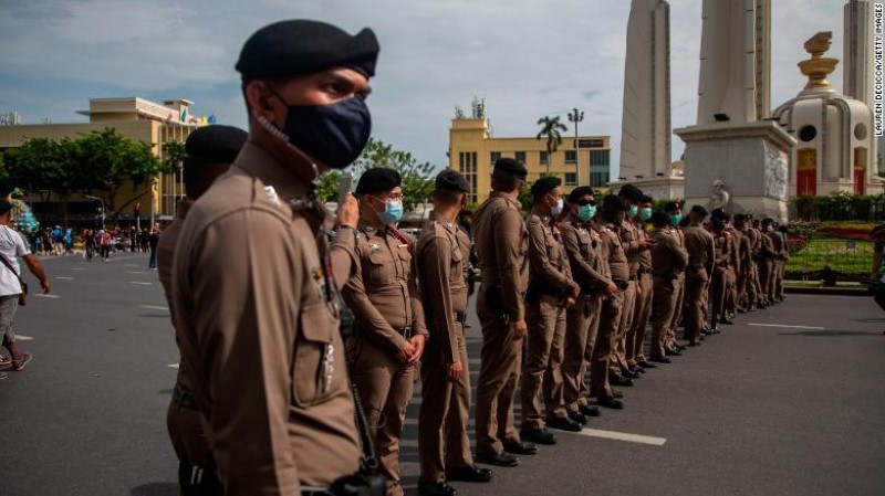 Cảnh sát Thái Lan tuần tra bảo đảm an ninh trước một cuộc biểu tình tại Tượng đài Dân chủ.
