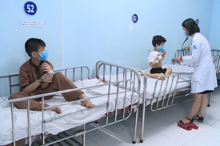 Nhiều trẻ em tại chùa Kỳ Quang 2 ngộ độc do ăn thực phẩm cũ.