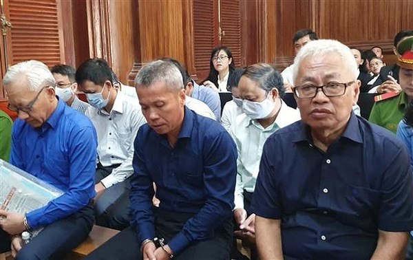 Ông Trần Phương Bình (bìa phải) trong một phiên tòa trước đây. Ảnh: CTV