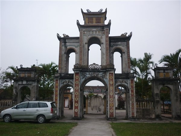 Cổng đền 5 cửa độc đáo của đền Đỏ.