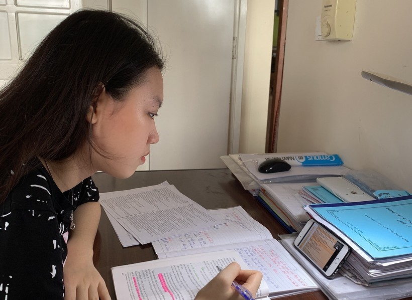 Đỗ Thị Trâm Anh, Trường THPT Phúc Lợi (Hà Nội) học trực tuyến tại nhà. Ảnh: NVCC
