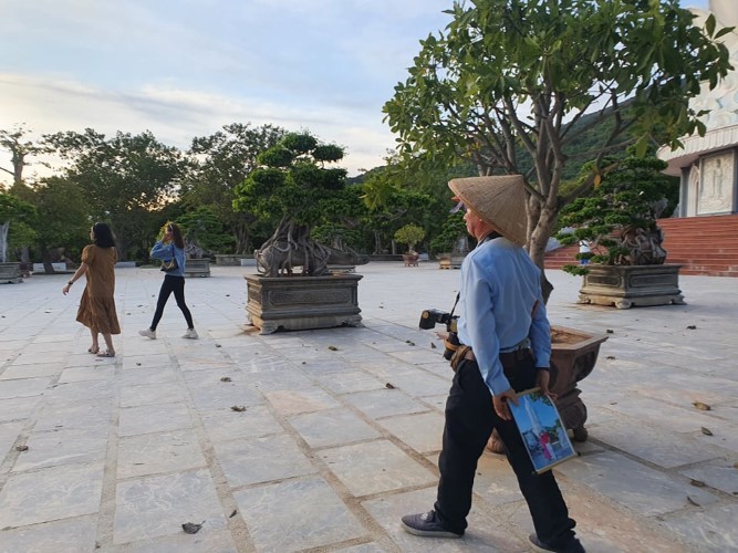 Những người thợ chụp ảnh trên chùa Linh Ứng – bán đảo Sơn Trà (TP Đà Nẵng). 