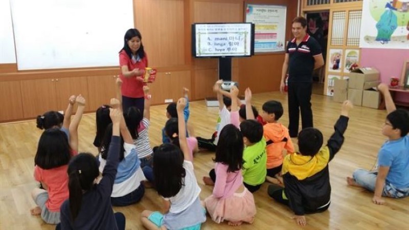 Trẻ nhập cư tại một lớp học ở Seoul (Hàn Quốc).
