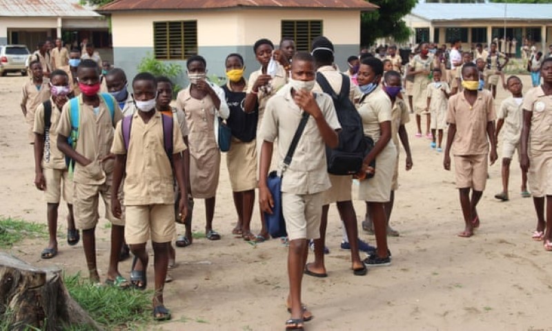Học sinh ở Cotonou (Benin) trở lại trường học vào ngày 11/5.