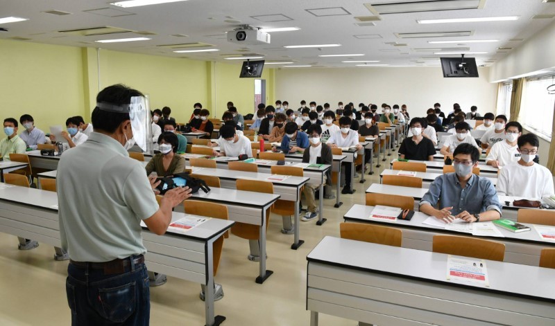 Sinh viên năm nhất của Trường Đại học Nagoya duy trì giãn cách trong lớp.