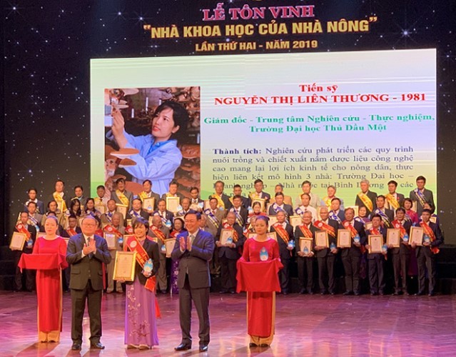 TS Liên Thương vinh dự nhận giải thưởng “Nhà khoa học của nhà nông” lần thứ 2 năm 2019.	 Ảnh: NVCC