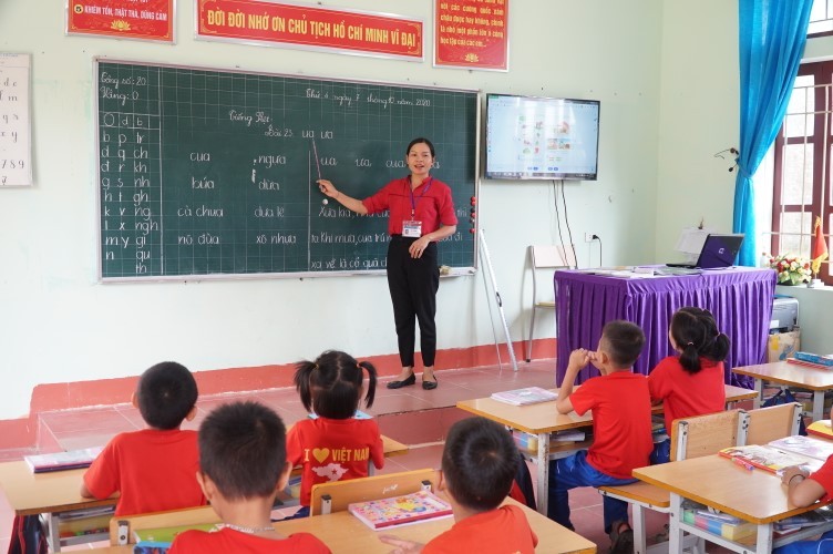 Giờ học của cô trò lớp 1 Trường Tiểu học Châu Hội 1 (huyện Quỳ Châu, Nghệ An). Ảnh: Hồ Lài