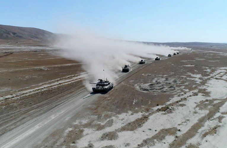 Các xe quân sự của Thổ Nhĩ Kỳ và Azerbaijan đang tập trận tại thành phố Baku, Azerbaijan.