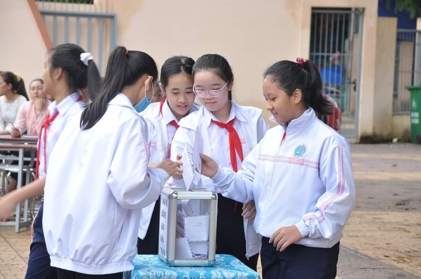 Học sinh, sinh viên ngành Giáo dục luôn tiên phong hưởng ứng lời kêu gọi hỗ trợ đồng bào khó khăn của Ủy ban MTTQ Việt Nam. Ảnh minh họa