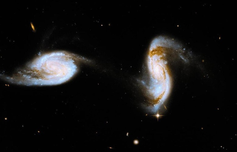 Hai thiên hà chuẩn bị va chạm vào nhau.