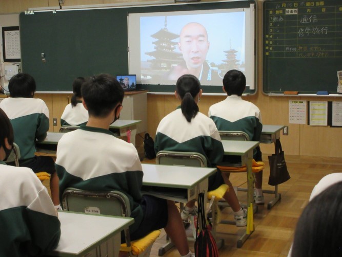 Học sinh Trường THCS Nagaizumikita ở tỉnh Shizuoka tham quan trực tuyến.