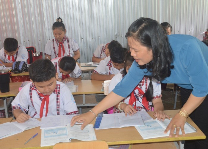 Cô Thùy đang hướng dẫn học sinh làm bài.