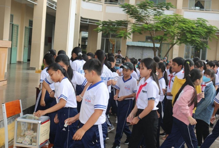 HS Trường Phổ thông Dân tộc nội trú Him Lam (Hậu Giang) đóng góp ủng hộ ngành Giáo dục các tỉnh miền Trung bị thiệt hại do thiên tai.