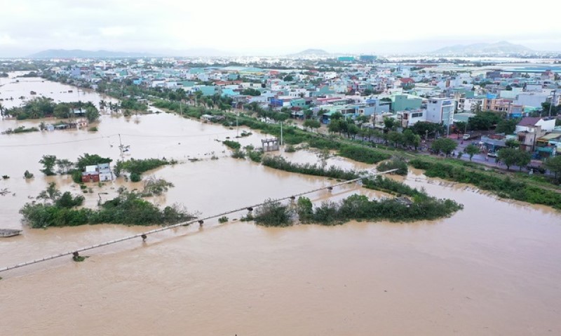 Nhiều khu vực dân cư ở phường Nhơn Phú, Nhơn Bình (TP Quy Nhơn, tỉnh Bình Định) bị ngập do lũ sáng 11/11. 	Ảnh: Nguyễn Dũng