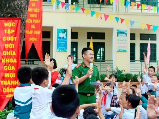Tuyên truyền Luật Phòng, chống ma túy tại Trường Tiểu học và THCS xã Trạch Mỹ Lộc, huyện Phúc Thọ.
