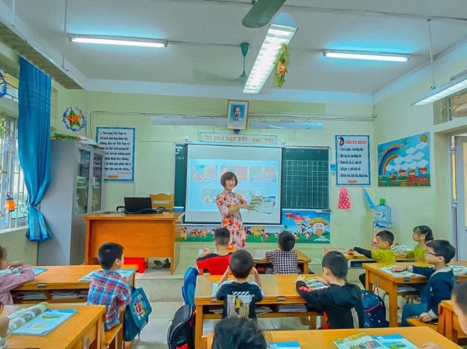 Cô và trò lớp 1A5 Trường Tiểu học Kim Ngọc (Vĩnh Yên – Vĩnh Phúc) dạy học SGK Tiếng Việt 1, Cánh diều. 	Ảnh: NTCC