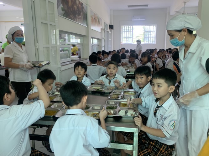 Bữa ăn bán trú của Trường Tiểu học Trần Thị Bưởi, Quận 9 được cải thiện nhiều sau khi phụ huynh phản ánh.	 Ảnh: Phan Nga, chụp ngày 3/11/2020 