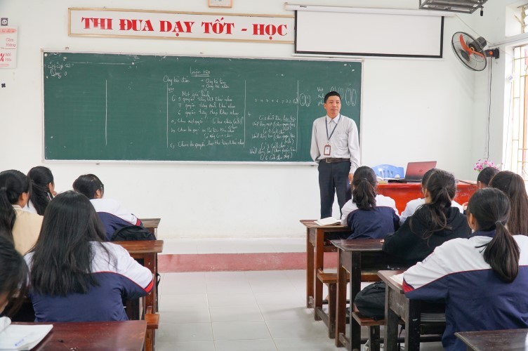 Thầy Nguyễn Văn Đông – Giáo viên Trường THPT Nguyễn Xuân Ôn (huyện Diễn Châu, Nghệ An).