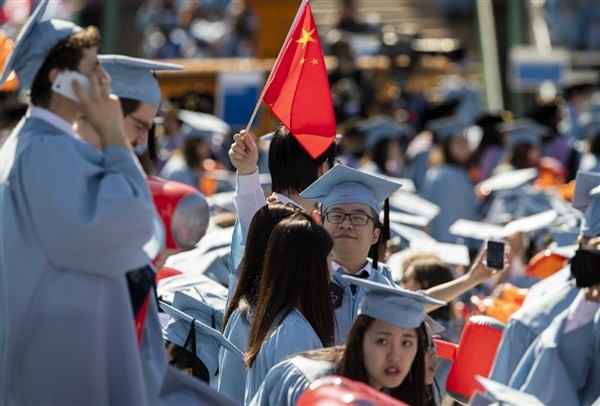 Nhiều sinh viên Trung Quốc hoãn kế hoạch du học tới Mỹ.