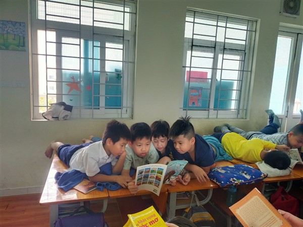 Các cô cậu học trò lớp 5A3 Trường Tiểu học Thanh Xuân Trung, quận Thanh Xuân, Hà Nội đọc sách trước giờ ngủ trưa. Ảnh: NH