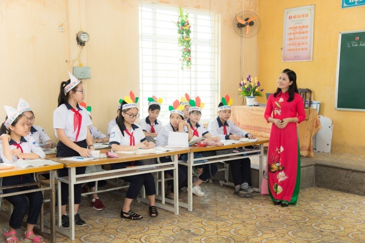Cô giáo Phạm Thanh Hương cuốn hút học sinh vào các giờ học sáng tạo, sinh động.