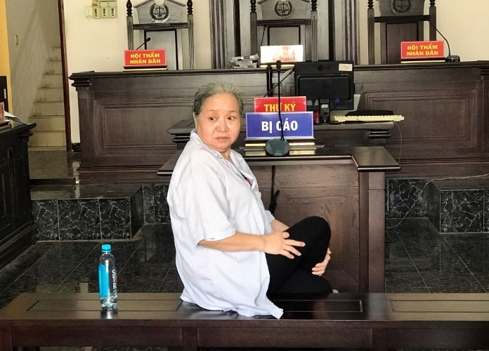 Bị cáo Trần Thị Diễm Thúy tại phiên tòa sáng 25/11. Ảnh: CTV