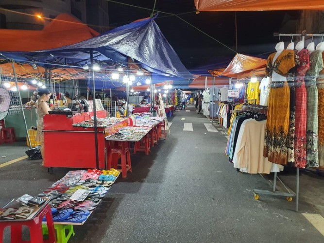 Chợ đêm Sơn Trà (TP Đà Nẵng) khá vắng du khách. 
